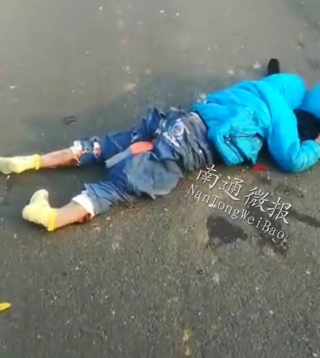 母亲车祸身亡，儿子的悲痛跪地