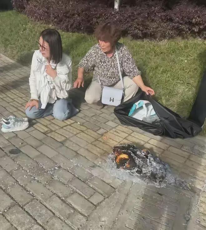 母亲车祸离世