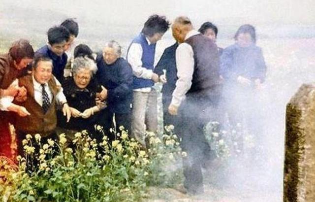 106岁母亲扫墓，岁月长河中的温情与传承