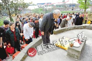 家族三十余人共聚太公坟前，祭祖露营传承家风