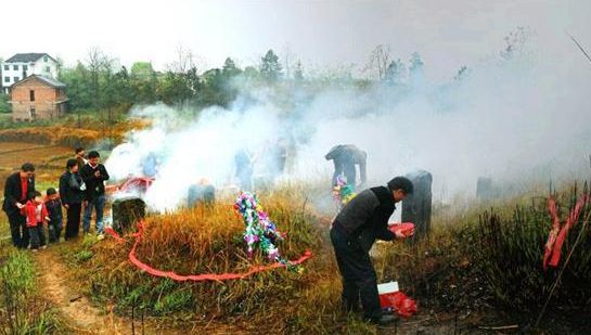 家族三十余人共聚太公坟前，祭祖露营传承家风
