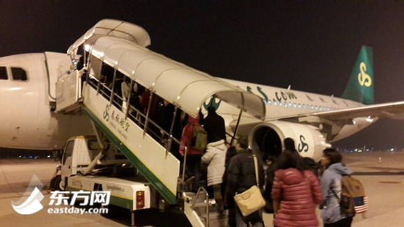 女乘客突发幽闭恐惧症，客机紧急备降