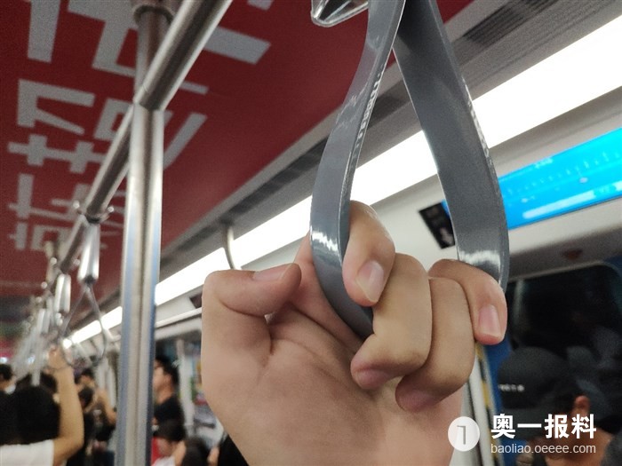 深圳地铁扶手，细节中的安全与便利