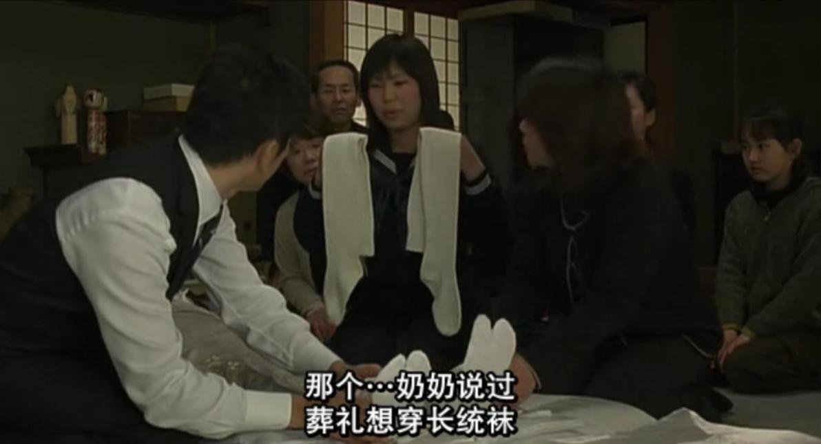 女入殓师给遗体穿衣，感觉他抓我