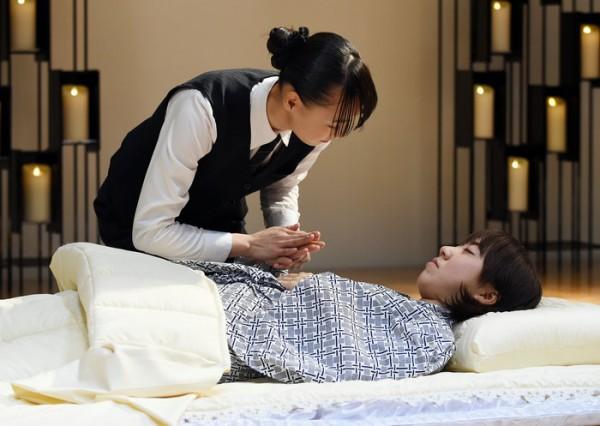 女入殓师给遗体穿衣，感觉他抓我