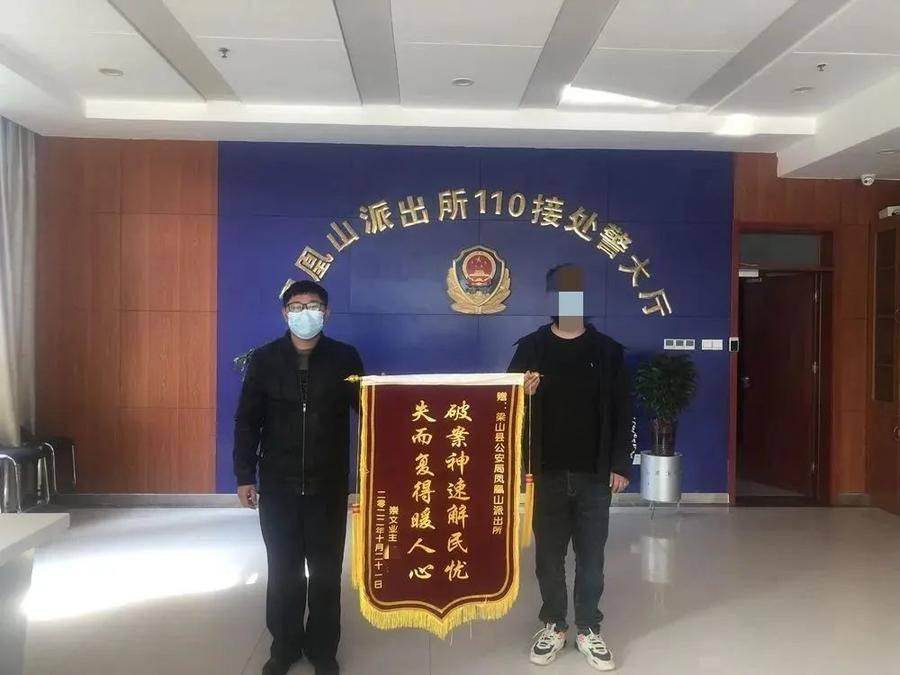 偷警察摩托车，一场荒诞而危险的闹剧