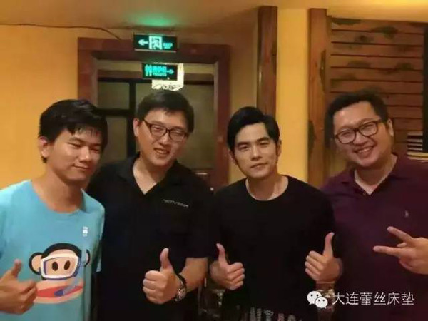 董宇辉与周杰伦合照，跨越时空的偶像碰撞