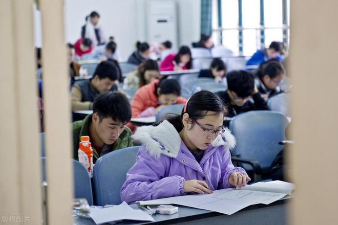 考生虚构考研成绩还带着家人闹，背后的故事引人深思