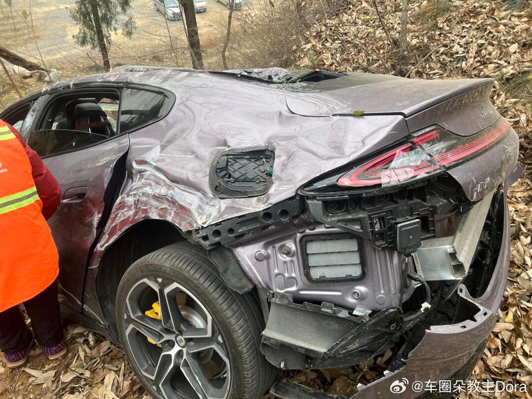 小米SU7与黑色轿车相撞事件深度解析