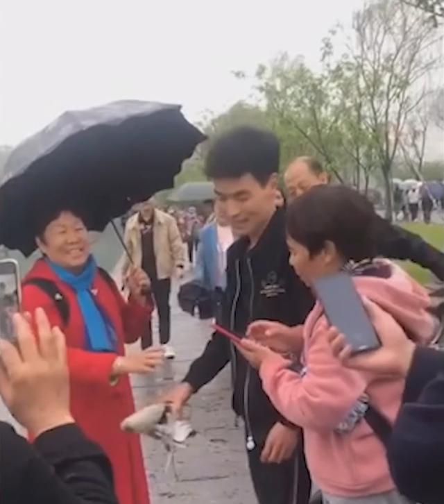 落水女孩成其儿媳？假！真相揭秘背后的故事