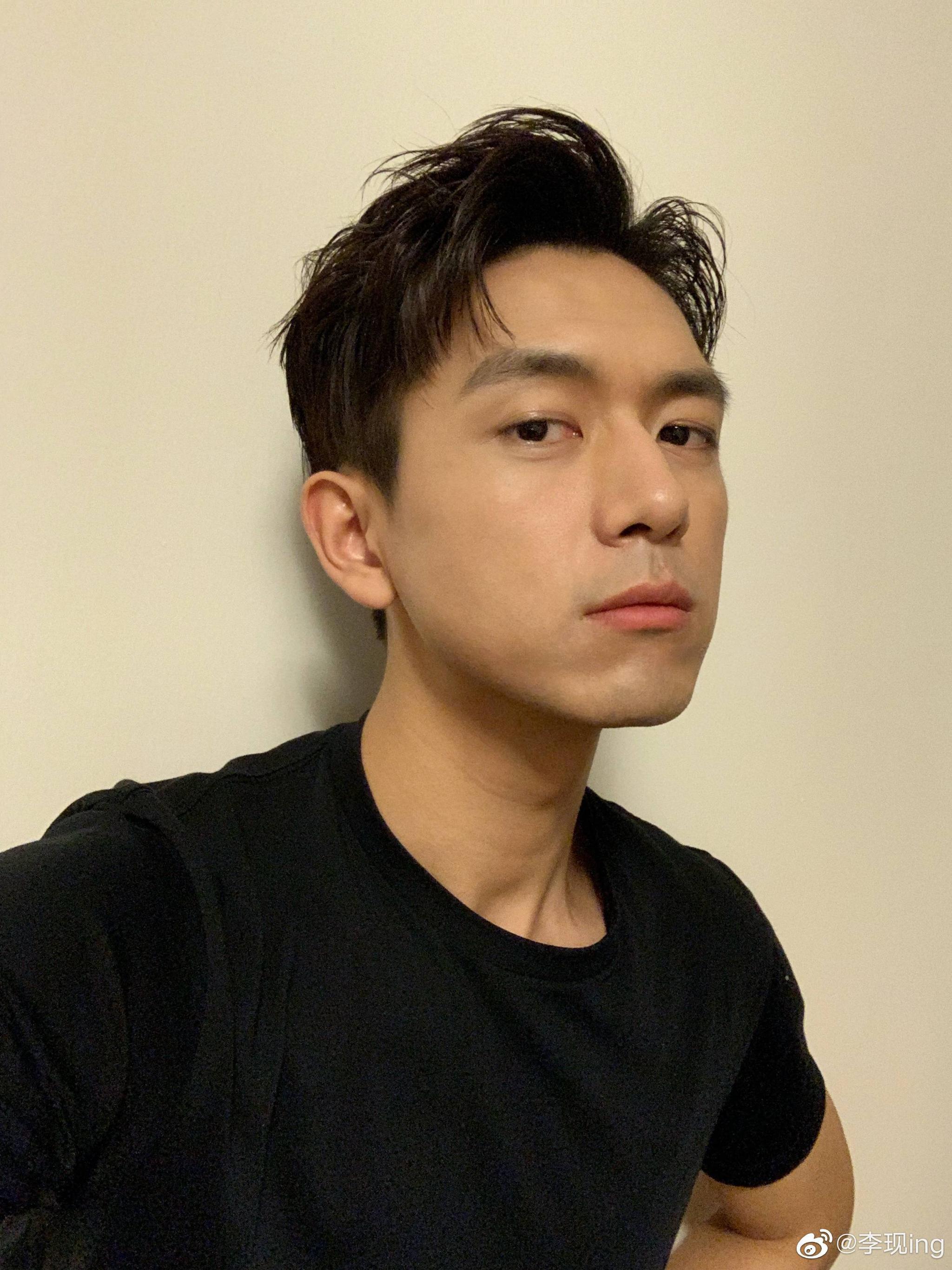 网友帮男大学生拍照，意外发现竟是李现——一场奇妙的网络邂逅