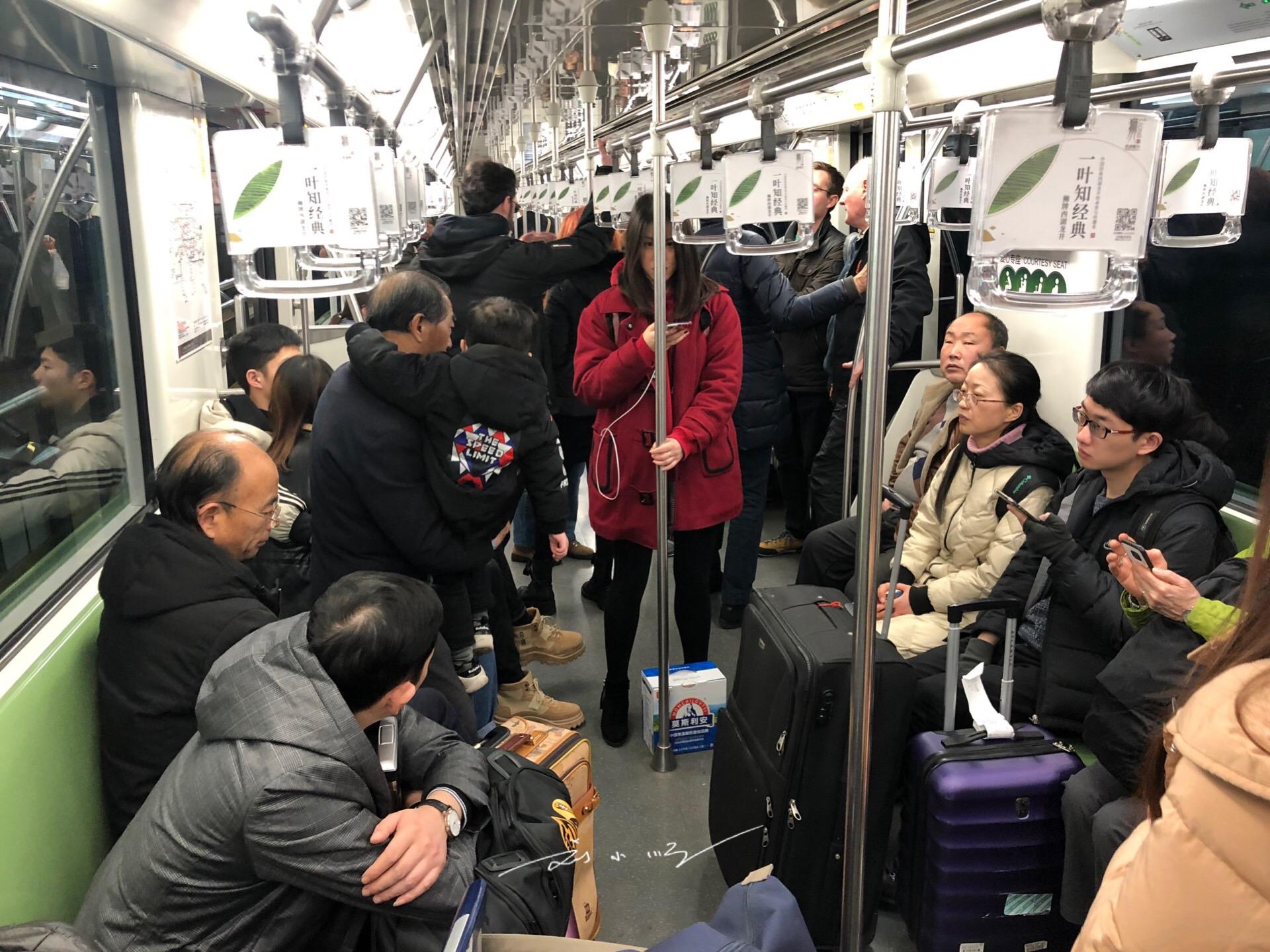 上海地铁上的男子，城市生活的微观观察