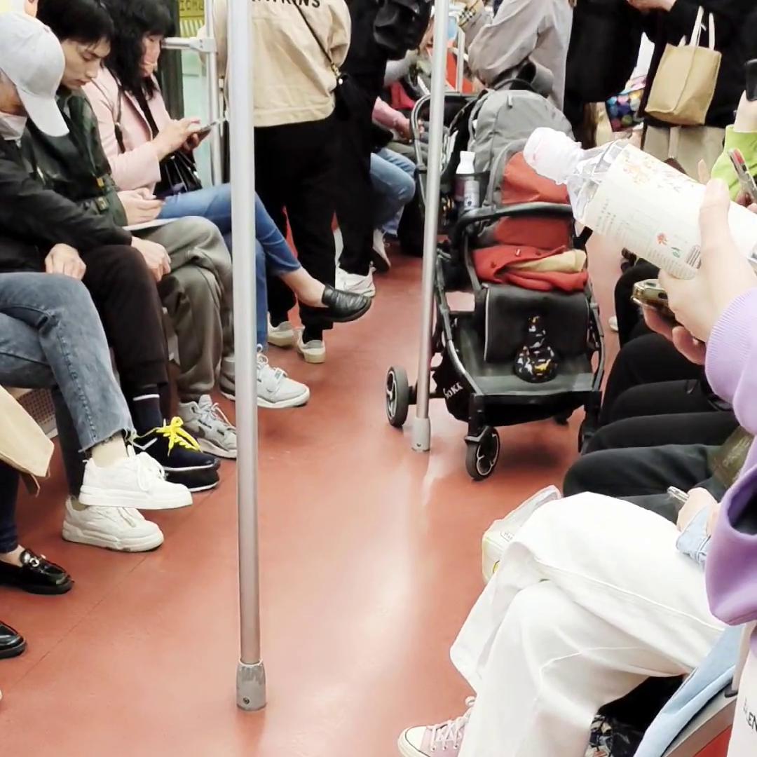 上海地铁上的男子，城市生活的微观观察