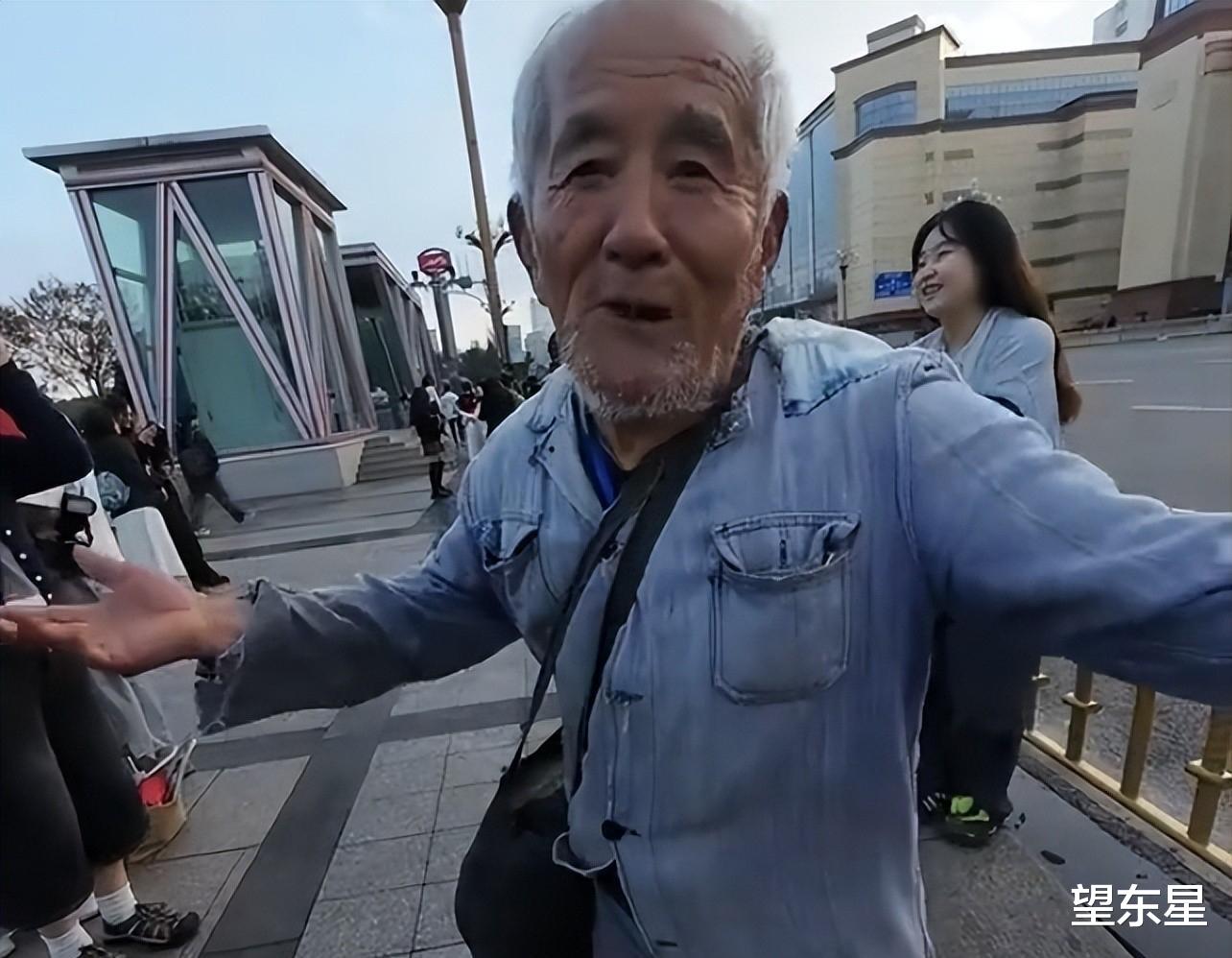 青岛一大爷靠脸火爆全网，魅力大叔的网红之路