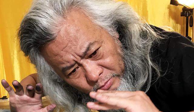 青岛一大爷靠脸火爆全网，魅力大叔的网红之路