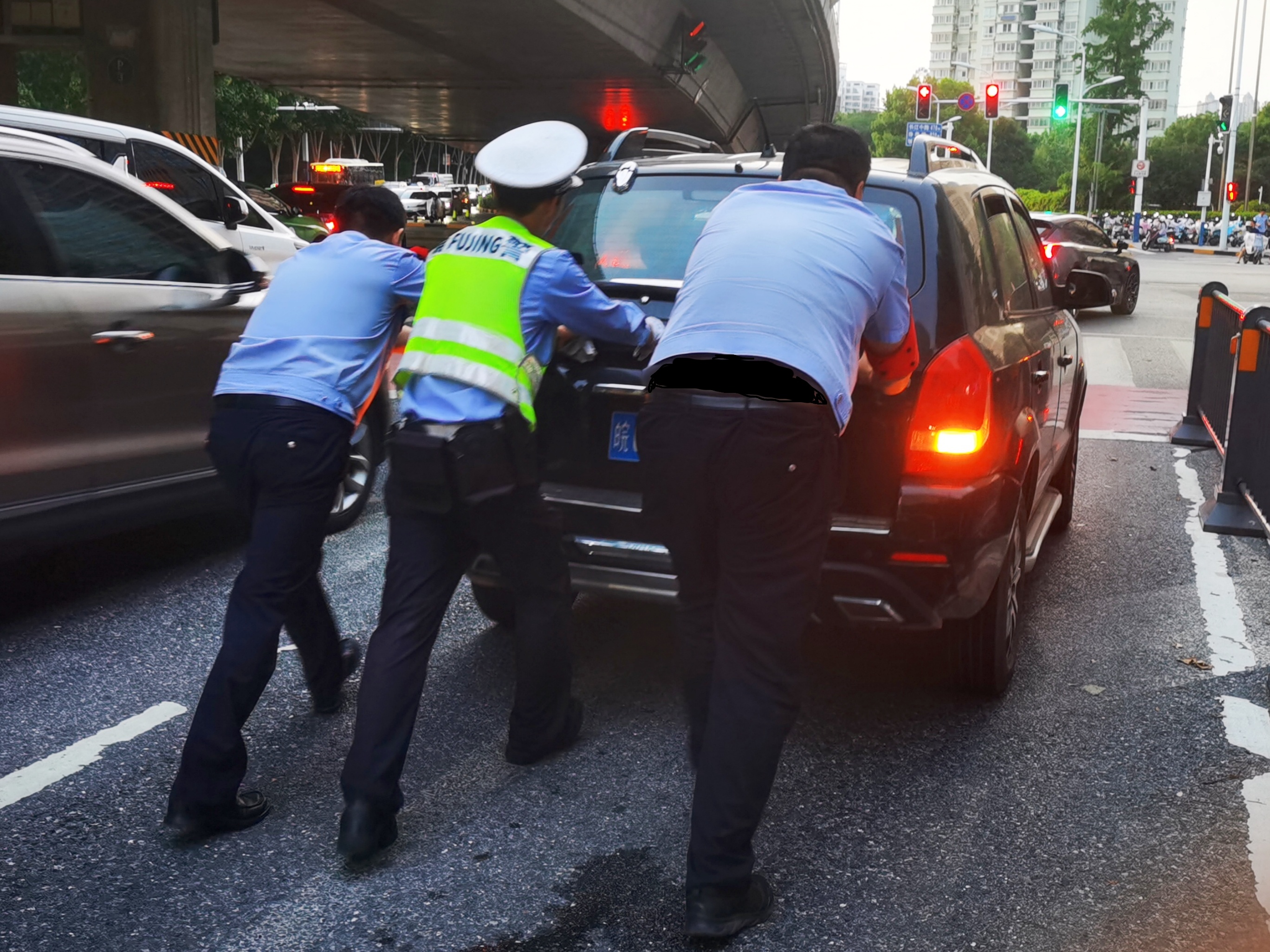 车辆出故障，民警暖心帮忙推车