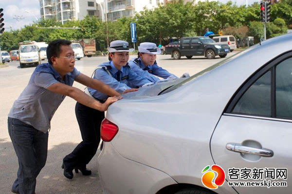 车辆出故障，民警暖心帮忙推车