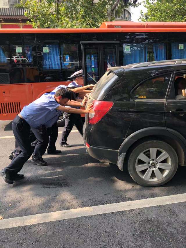 车辆出故障，民警暖心帮忙推车