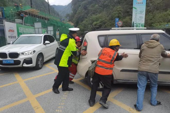车辆抛锚遇困境，民警伸出援助之手