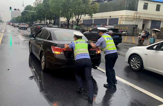 车辆抛锚遇困境，民警伸出援助之手