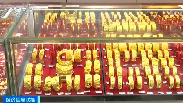 金价疯涨！国内金饰价直逼千元大关