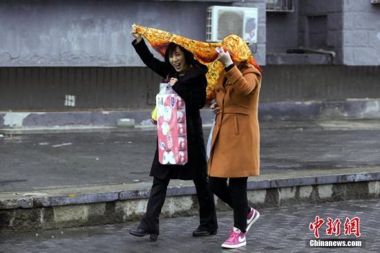 实拍内蒙古沙尘滚滚、风雪呼啸的壮美画卷