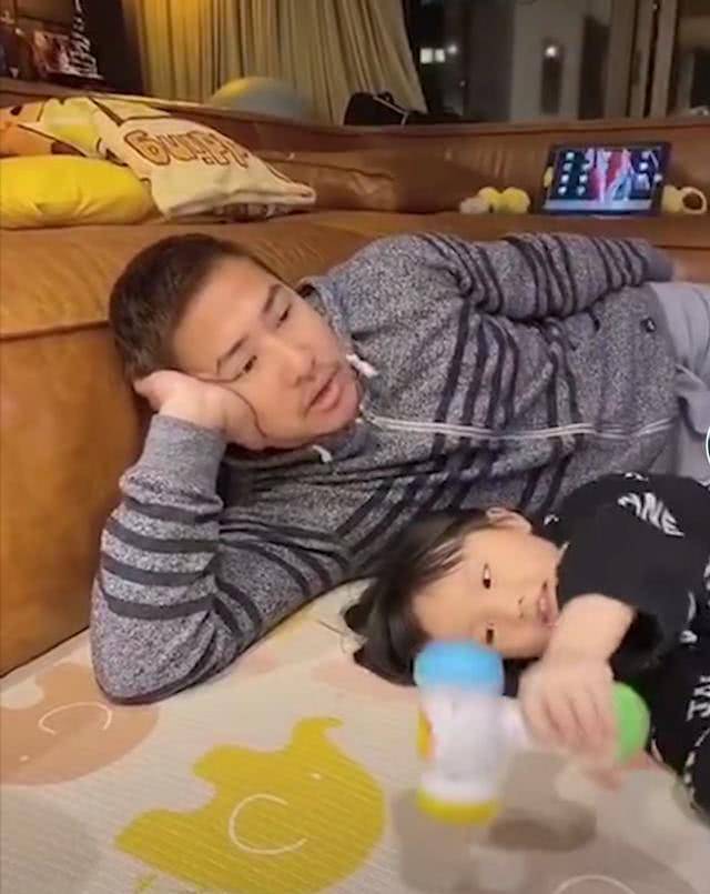 博主在国外搭讪高颜值俄罗斯女孩，一场跨越文化的奇妙邂逅