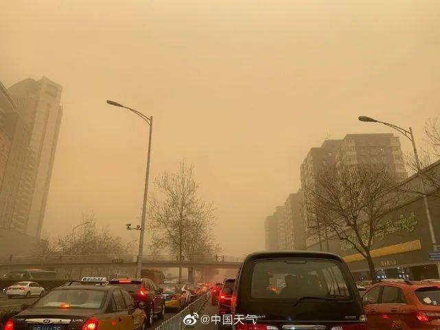 内蒙古遭遇罕见10级大风叠加沙尘暴，天空一片昏黄