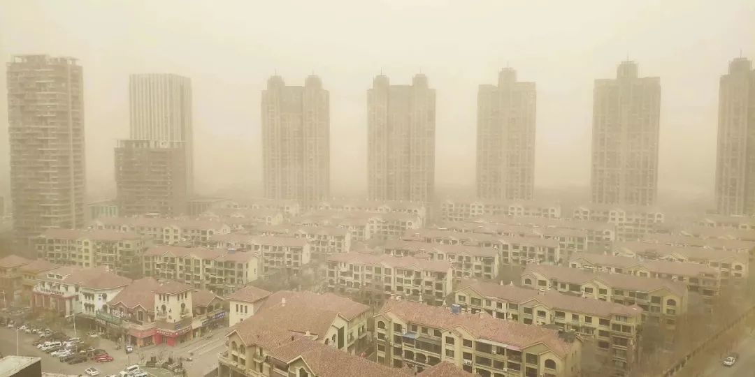 内蒙古遭遇罕见10级大风叠加沙尘暴，天空一片昏黄