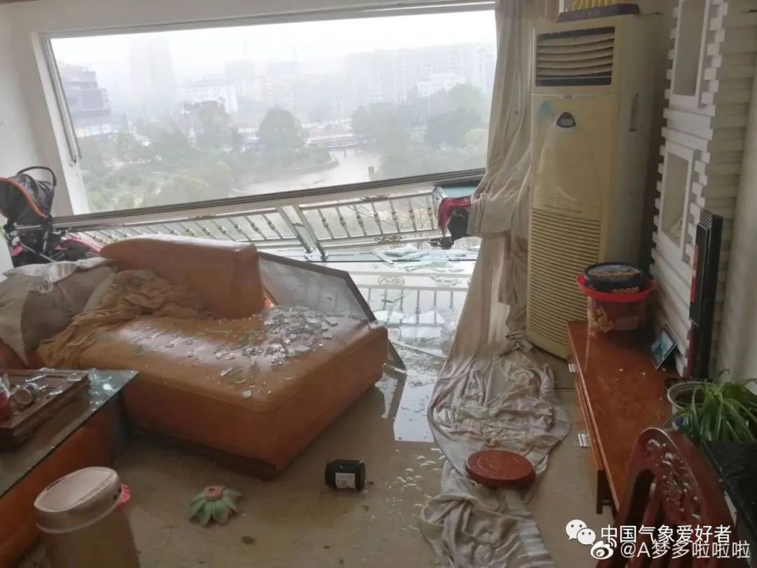 河南遭遇罕见大风灾害，15级大风肆虐，落地窗被整扇拔掉
