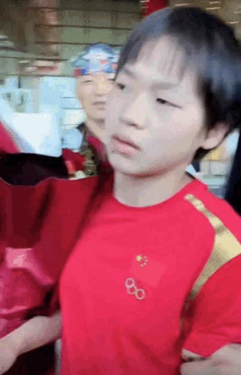 全红婵赛后看台下起娃娃雨，跳水小将的荣耀与感动