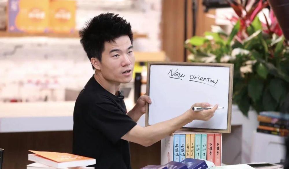 董宇辉看到价值1500万沉香木时的惊人反应