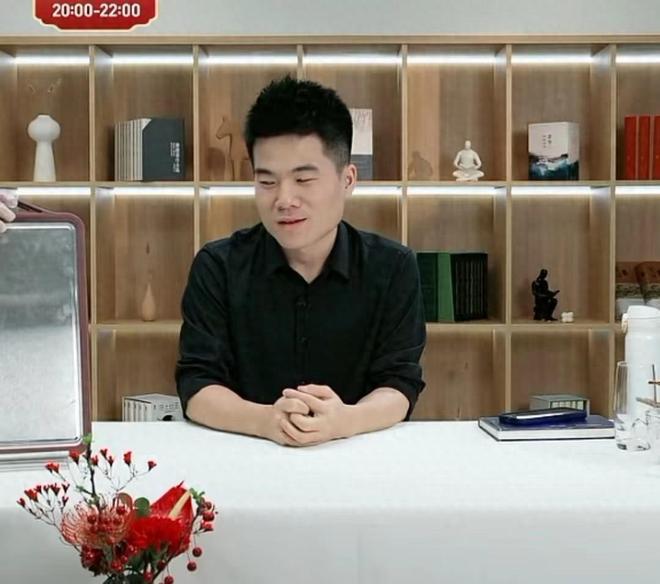 董宇辉看到价值1500万沉香木时的惊人反应