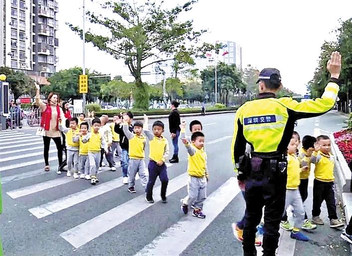 小朋友过马路要怎么样？安全须知与行为准则