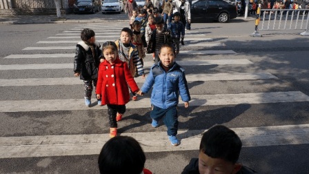 小朋友过马路要怎么样？安全须知与行为准则