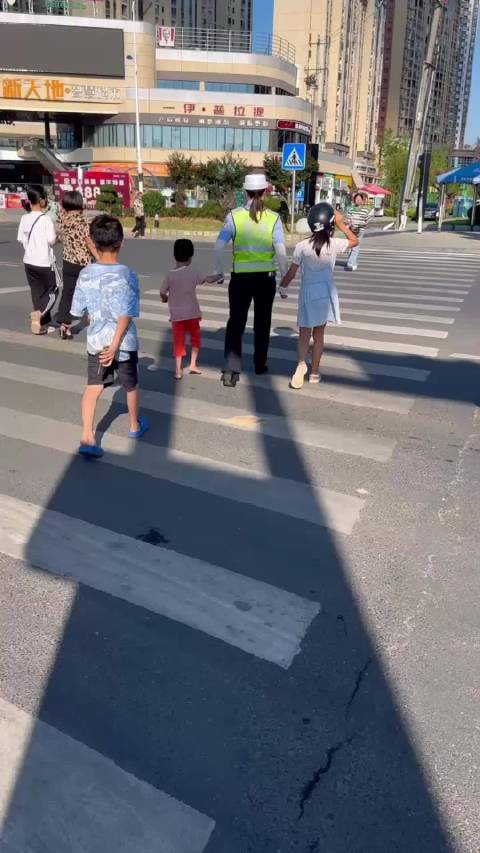 小朋友过马路的视频，安全教育的启示