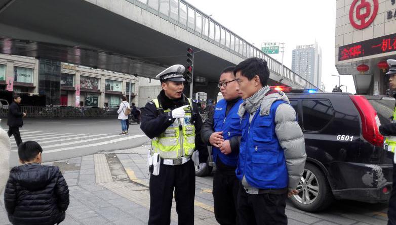 小朋友过马路错误行为视频引发的深思