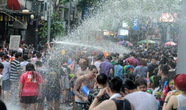 泰国泼水节日，狂欢与文化的交融