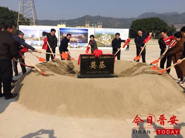 小朋友过马路，车辆集体按下暂停键