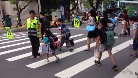 小孩子过马路视频，安全教育的必修课