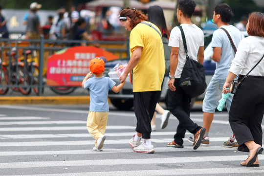 小孩子过马路视频，安全教育的必修课