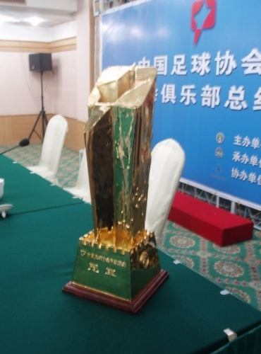 万斯颁奖盛典的意外瞬间，冠军奖杯散架背后的故事