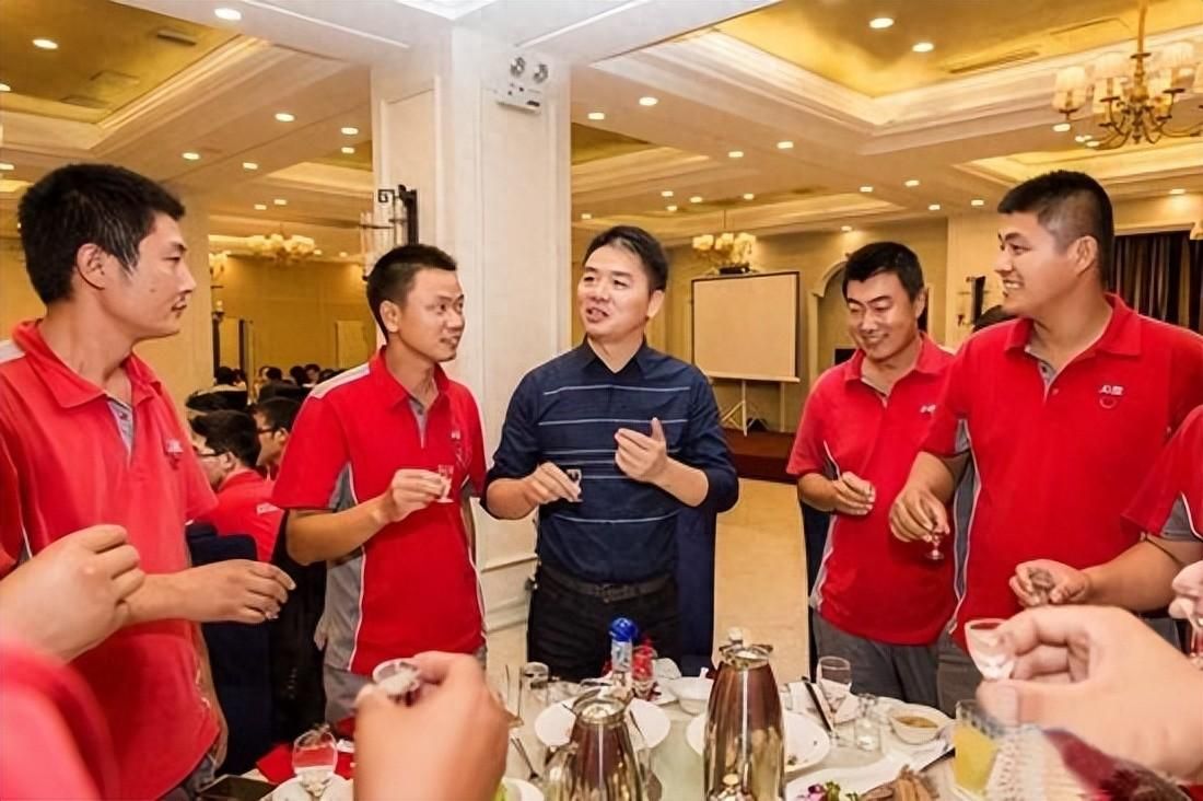 刘强东宴请京东配送员视频引发网络热议