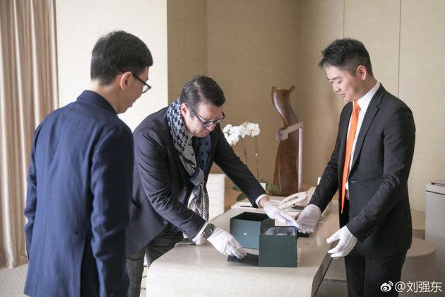 刘强东宴请京东配送员视频引发网络热议