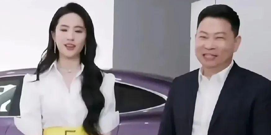 余承东喊刘亦菲名字紧张到嘴瓢，这场面竟如此魔幻！