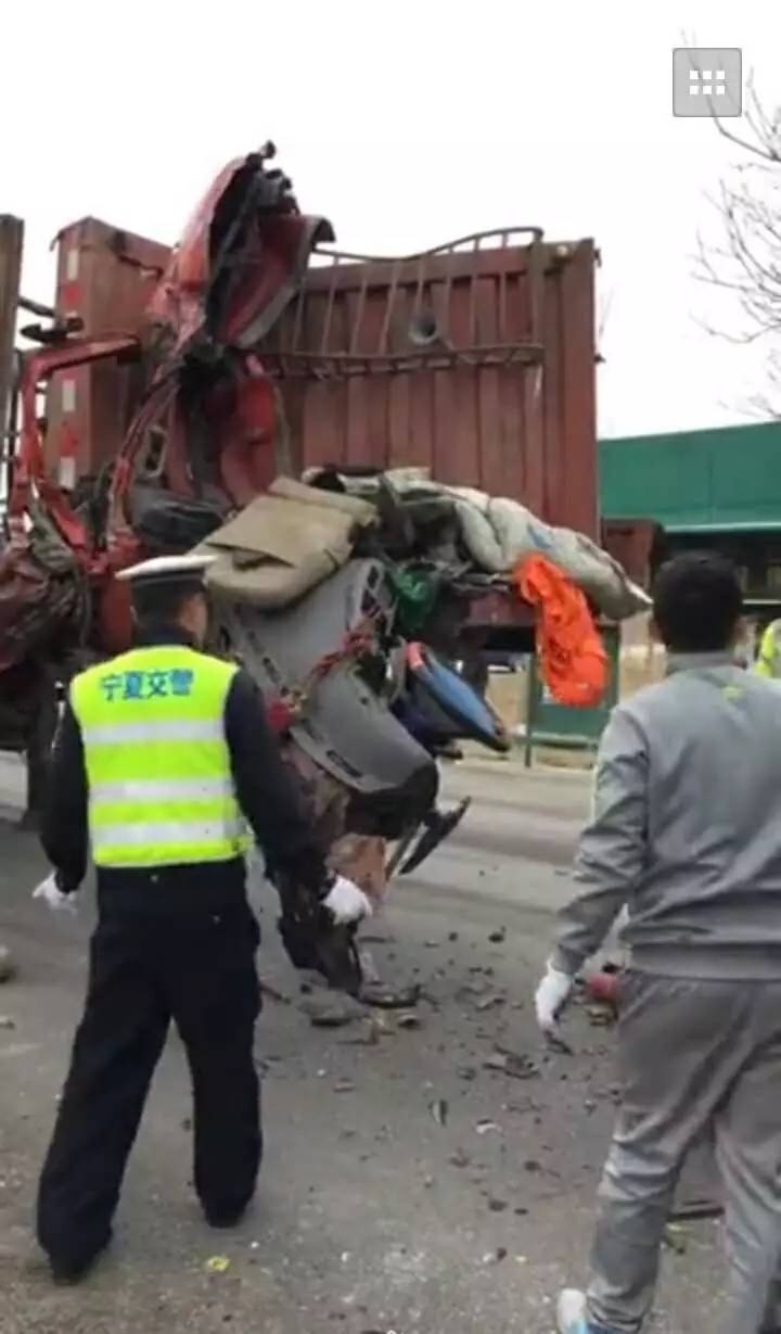 生死瞬间，儿子出车祸，父亲施救双双遇难