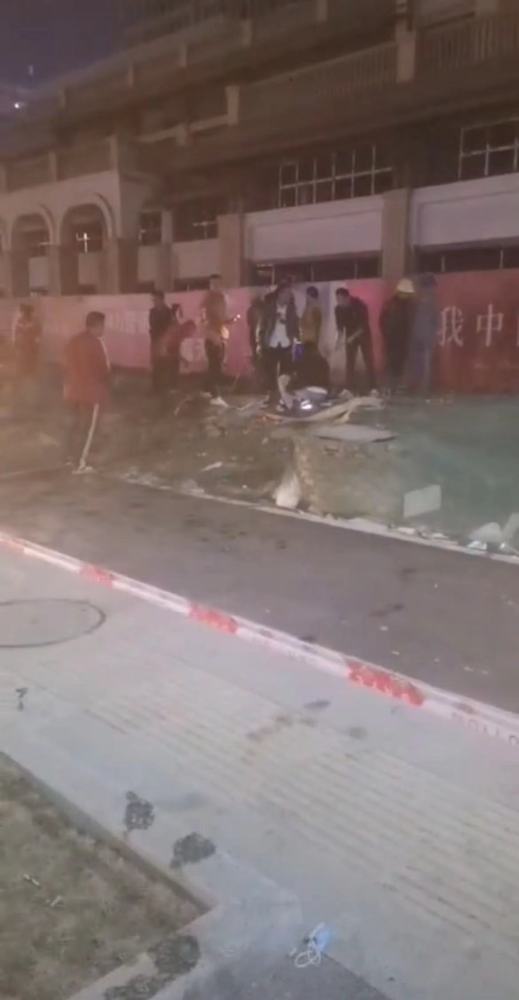 生死瞬间，儿子出车祸，父亲施救双双遇难