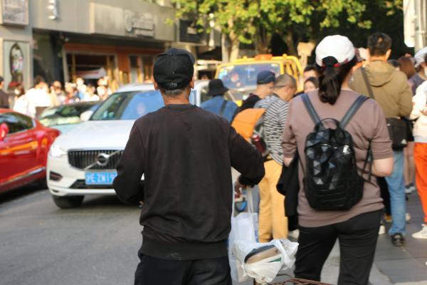 上海女教师怒怼安福路偷拍老法师，一场关于隐私与尊重的较量