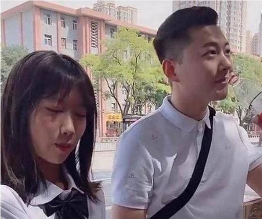 父女重逢的深情时刻，相拥哭成泪人