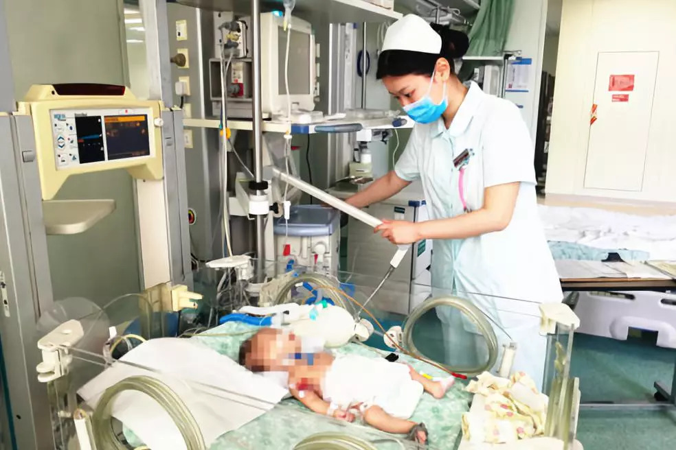 女婴遭受虐待，体重仅六斤，揭示悲剧背后的真相与呼唤正义